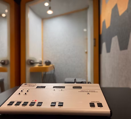 Mobile audiometric testing equipment — Oscilla screener with portable booths